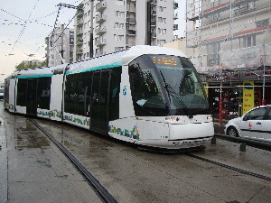 Arrivé au terminus de Marché-de-Saint-Denis, le T5 change de voie avant d'entrer en station, photo Philippe-Enrico Attal